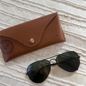 RAYBAN AVIATOR BLACK SUNGLASSES w/ Brown Leather Case